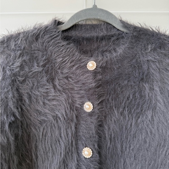 COMMENSE Cropped Fuzzy Cardigan with Pearl Buttons Womens Sz S NWT Furry Gray - Picture 6 of 10